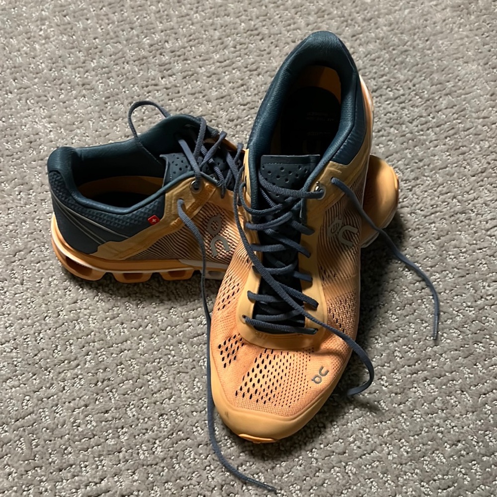 ON running cloudflow tennis shoes